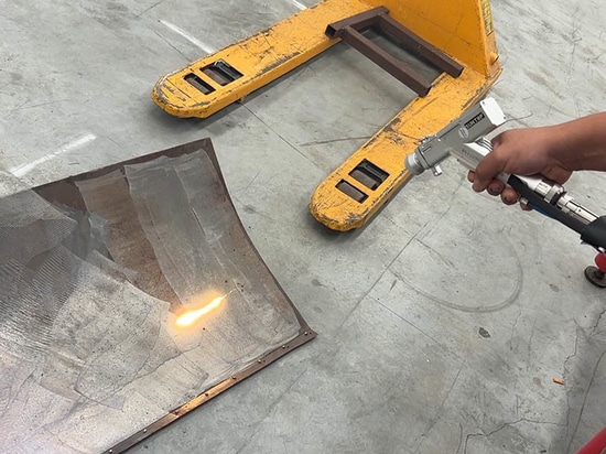 Un client indonésien achète une machine de soudage laser portative Suntop 4 en 1