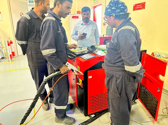 Un client de Dubaï, aux Émirats arabes unis, achète une machine de soudage laser portable SUNTOP et procède à l'installation et à la formation sur site.