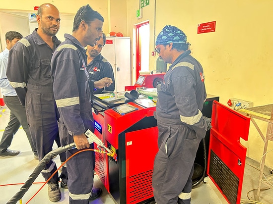 Un client de Dubaï, aux Émirats arabes unis, achète une machine de soudage laser portable SUNTOP et procède à l'installation et à la formation sur site.