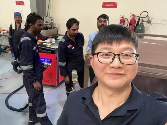 Un client de Dubaï, aux Émirats arabes unis, achète une machine de soudage laser portable SUNTOP et procède à l'installation et à la formation sur site.