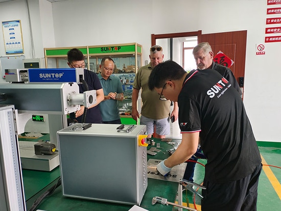 Un client sud-africain visite l'usine de Suntop Laser et reçoit des éloges sur les performances de la machine à souder au laser