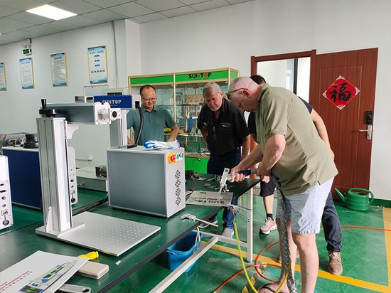 Un client sud-africain visite l'usine de Suntop Laser et reçoit des éloges sur les performances de la machine à souder au laser
