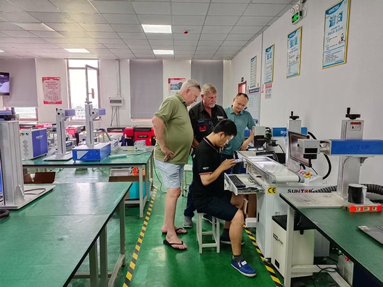 Un client sud-africain visite l'usine de Suntop Laser et reçoit des éloges sur les performances de la machine à souder au laser