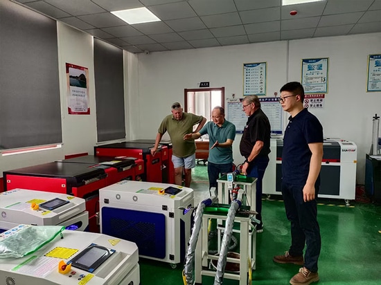 Un client sud-africain visite l'usine de Suntop Laser et reçoit des éloges sur les performances de la machine à souder au laser