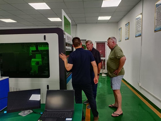Un client sud-africain visite l'usine de Suntop Laser et reçoit des éloges sur les performances de la machine à souder au laser