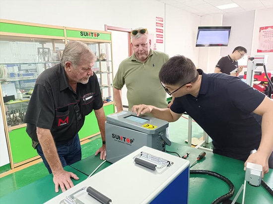Un client sud-africain visite l'usine de Suntop Laser et reçoit des éloges sur les performances de la machine à souder au laser