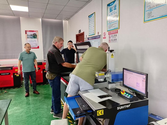 Un client sud-africain visite l'usine de Suntop Laser et reçoit des éloges sur les performances de la machine à souder au laser