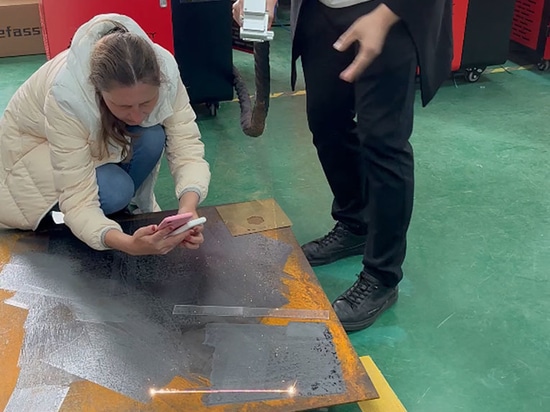 Un client géorgien visite l'usine Suntop et achète un nettoyeur laser de 2000W