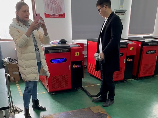 Un client géorgien visite l'usine Suntop et achète un nettoyeur laser de 2000W