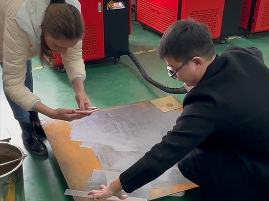 Un client géorgien visite l'usine Suntop et achète un nettoyeur laser de 2000W
