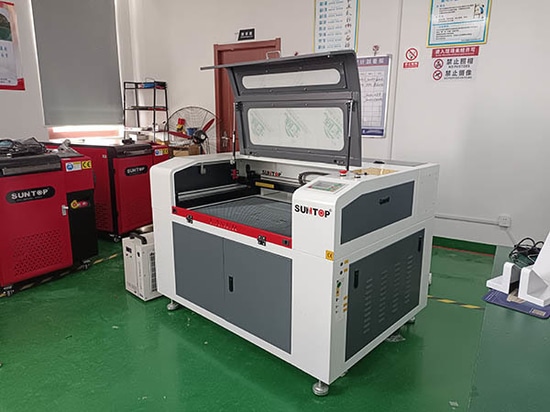 Livraison réussie d'une machine de découpe et de gravure laser CO2 personnalisée pour un client sud-africain