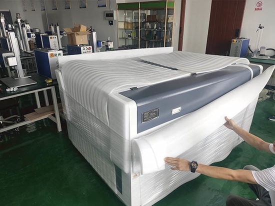 Livraison réussie d'une machine de découpe et de gravure laser CO2 personnalisée pour un client sud-africain
