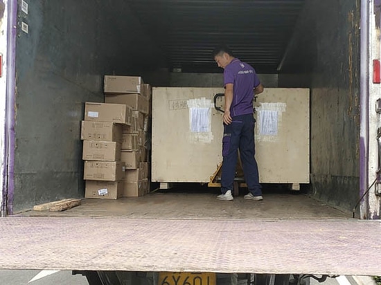 Livraison réussie d'une machine de découpe et de gravure laser CO2 personnalisée pour un client sud-africain