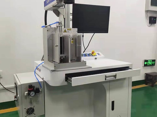 Machine de marquage laser à chargement et déchargement automatique, assemblée et prête à être expédiée
