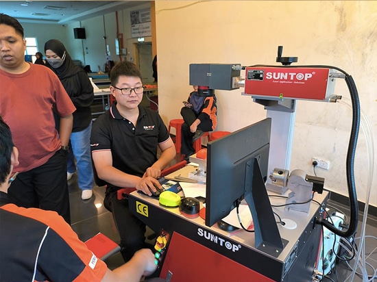 Suntop livre une machine de marquage laser UV 3D en Malaisie pour la mise à niveau de ses produits