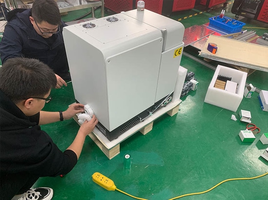 Machine de marquage laser portable fermée achetée par un client allemand livrée avec succès
