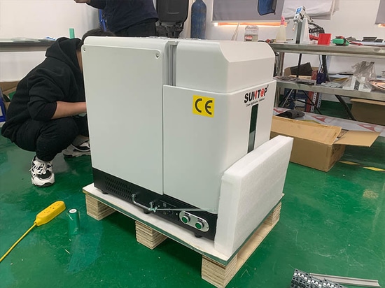 Machine de marquage laser portable fermée achetée par un client allemand livrée avec succès