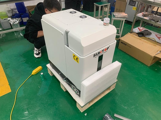 Machine de marquage laser portable fermée achetée par un client allemand livrée avec succès