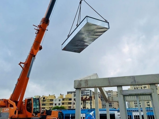 Déchargement sécurisé de bac anti feu Sanergrid sur site avec loge et dalle béton