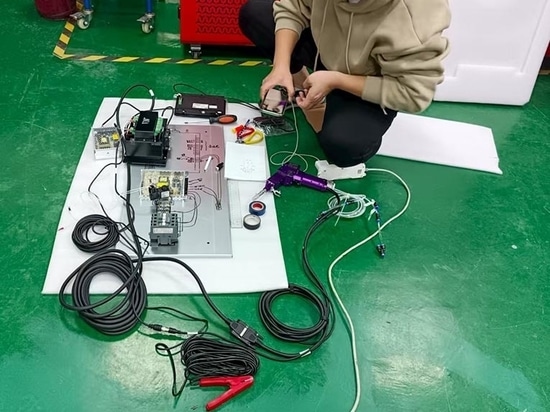 Un ingénieur laser de Suntop résout avec succès les problèmes d'un client espagnol utilisant une machine à souder par le biais d'un appel vidéo