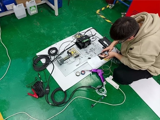 Un ingénieur laser de Suntop résout avec succès les problèmes d'un client espagnol utilisant une machine à souder par le biais d'un appel vidéo
