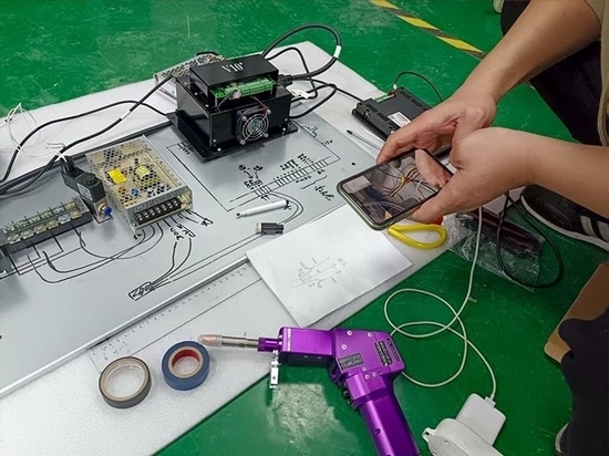 Un ingénieur laser de Suntop résout avec succès les problèmes d'un client espagnol utilisant une machine à souder par le biais d'un appel vidéo
