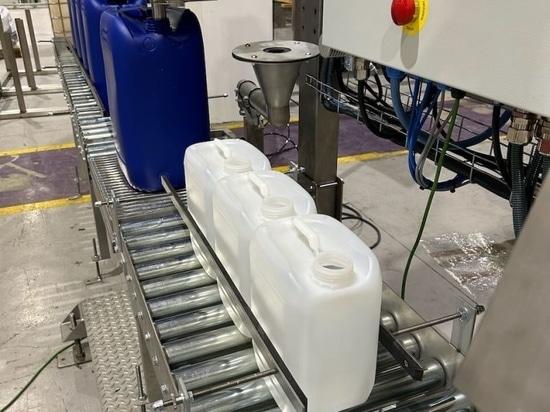 Système semi-automatique de remplissage de jerrycans