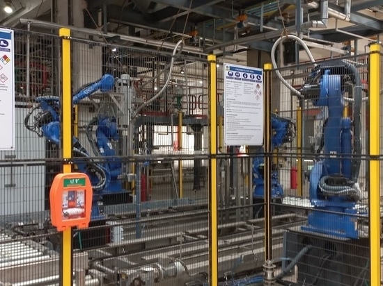 Installation entièrement automatique pour le remplissage de fûts