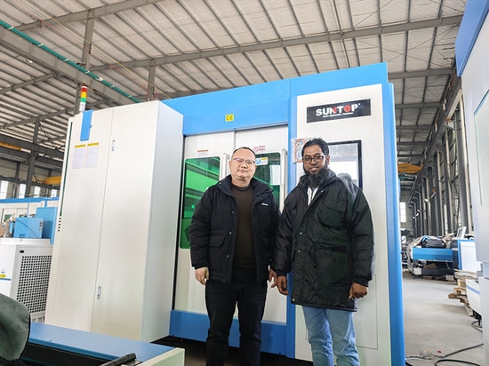 Un client bangladais visite l'usine Suntop et commande une machine de découpe laser