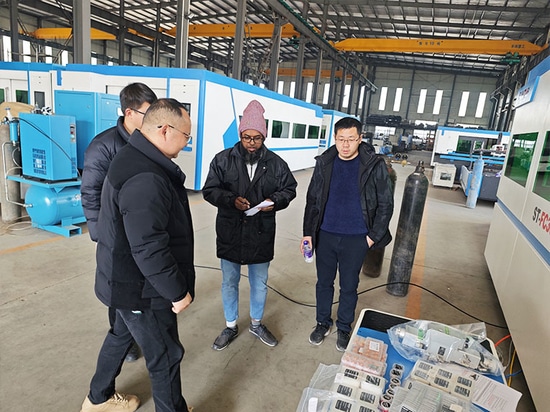 Un client bangladais visite l'usine Suntop et commande une machine de découpe laser