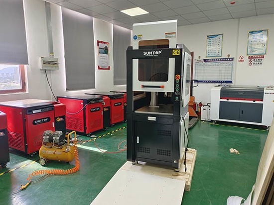 Machine de marquage laser fermée de type armoire personnalisée expédiée à un client allemand : précision et performance atteintes !