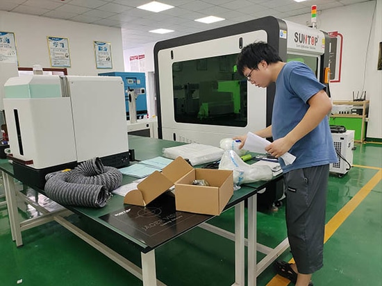 Machine de marquage laser fermée de type armoire personnalisée expédiée à un client allemand : précision et performance atteintes !