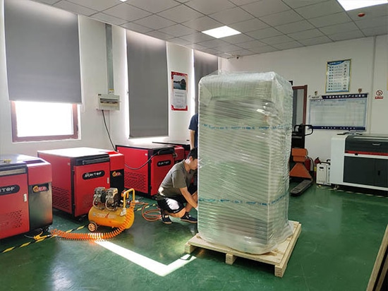 Machine de marquage laser fermée de type armoire personnalisée expédiée à un client allemand : précision et performance atteintes !