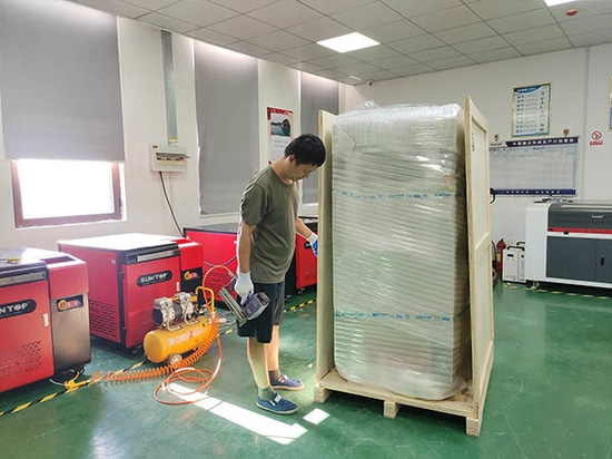 Machine de marquage laser fermée de type armoire personnalisée expédiée à un client allemand : précision et performance atteintes !