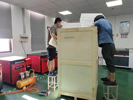 Machine de marquage laser fermée de type armoire personnalisée expédiée à un client allemand : précision et performance atteintes !