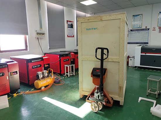 Machine de marquage laser fermée de type armoire personnalisée expédiée à un client allemand : précision et performance atteintes !
