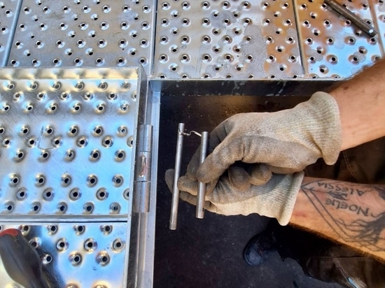 Ajustement des caillebotis sur-mesure par SONEC
