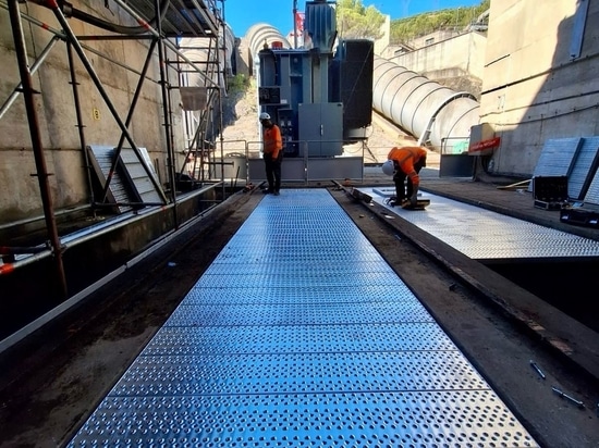 Installation en cours des caillebotis  antidérapants  sur chaque fosse par SONEC