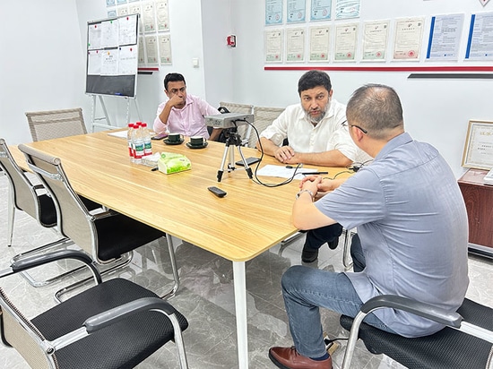 Suntop accueille des clients bangladais et l'inspection sur site de la machine de soudage laser est un succès !