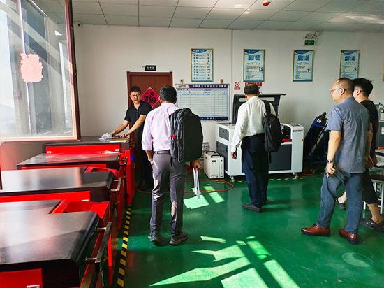 Suntop accueille des clients bangladais et l'inspection sur site de la machine de soudage laser est un succès !