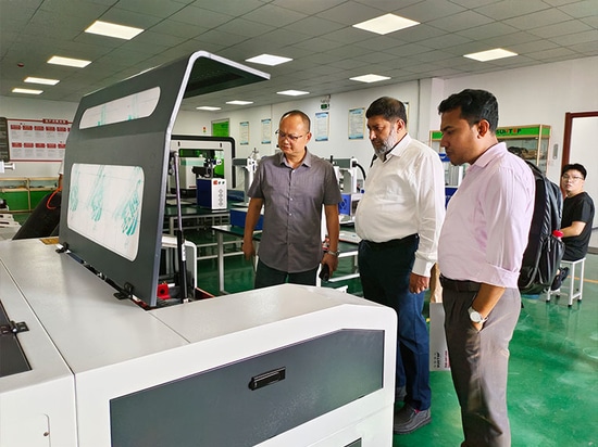 Suntop accueille des clients bangladais et l'inspection sur site de la machine de soudage laser est un succès !