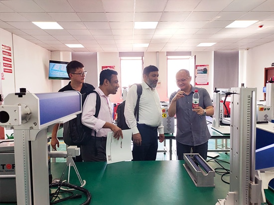 Suntop accueille des clients bangladais et l'inspection sur site de la machine de soudage laser est un succès !