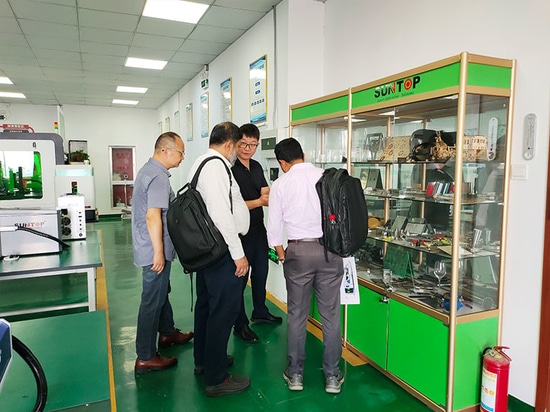Suntop accueille des clients bangladais et l'inspection sur site de la machine de soudage laser est un succès !