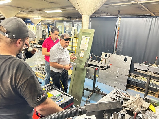 Suntop Engineers forme avec succès un client français à l'utilisation d'une soudeuse laser 1500 W, garantissant ainsi sa satisfaction et une future collaboration !
