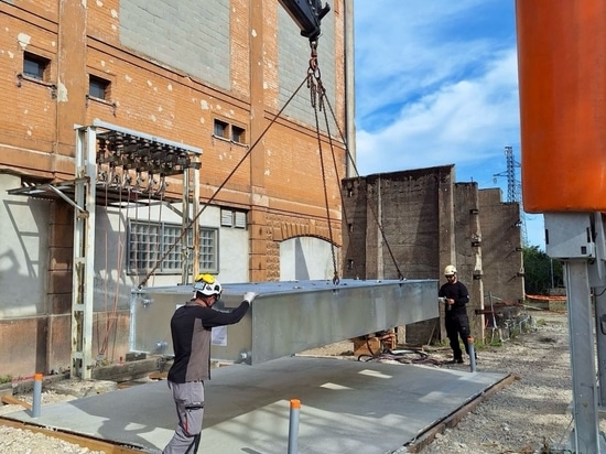 Mise en place du premier bac modulaire par le personnel SONEC sur plateforme propre en béton
