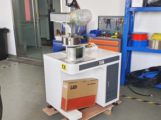 Machine de marquage laser à fibre optique Suntop avec axe rotatif D200 expédiée à Shanghai
