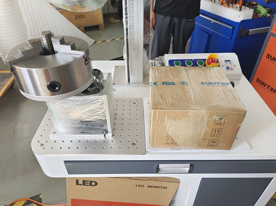 Machine de marquage laser à fibre optique Suntop avec axe rotatif D200 expédiée à Shanghai