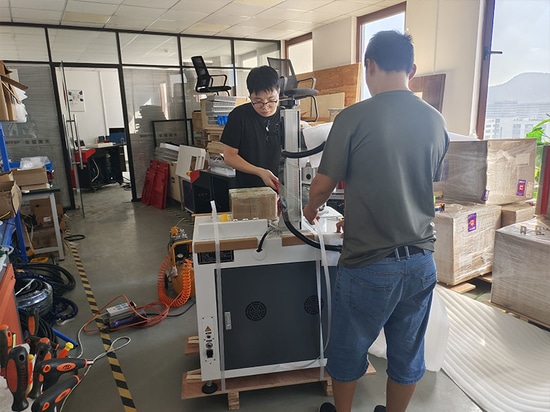 Machine de marquage laser à fibre optique Suntop avec axe rotatif D200 expédiée à Shanghai