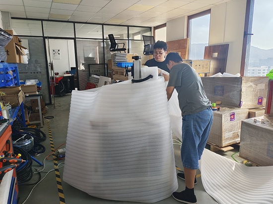 Machine de marquage laser à fibre optique Suntop avec axe rotatif D200 expédiée à Shanghai