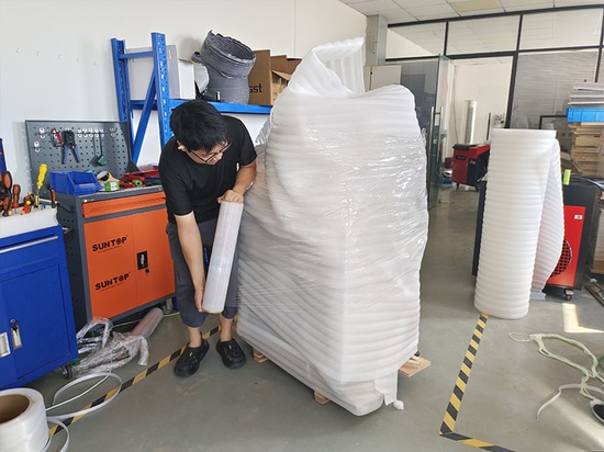 Machine de marquage laser à fibre optique Suntop avec axe rotatif D200 expédiée à Shanghai